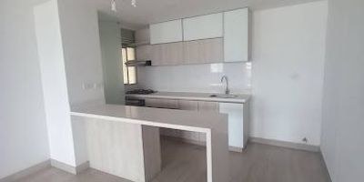 SE ARRIENDA APARTAMENTO EN SABANETA – ESTRATO 4
Área: 85 m² – Canon: $3.300.000
Hermoso apartamento con 2 habitaciones, 2 baños, sala, comedor, cocina integral, zona de ropas, balcón, vestier, clóset, cuarto útil y parqueadero cubierto privado.
La unidad residencial ofrece excelentes zonas comunes: ascensor, piscina, juegos infantiles, canchas deportivas y vigilancia 24 horas.
Ubicado en un sector tranquilo, con fácil acceso a vías principales, transporte público y zonas comerciales.