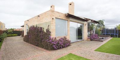 Espectacular casa en  conjunto residencial,  con cinco habitaciones, cuatro closet, dos terrazas. pisos en alfombra de dos alcobas y los demás en madera laminada. Excelentes acabados. Cerca a centro comercial fontanar de chía.