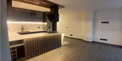 Apartamento de Lujo para Estrenar en Milán

Oportunidad para quienes buscan vivir en una de las zonas más exclusivas de Manizales en un apartamento totalmente nuevo. Ideal para familias o profesionales que valoran los acabados de lujo, la amplitud y las comodidades modernas en estrato 6.

 

Descripción de la Propiedad

Este inmueble de lujo para estrenar ofrece 103 m2 de espacio privado en el piso 6. Dispone de tres habitaciones, la principal es un santuario con vestier, baño con torre ducha y sanitario inteligente, además de su propio balcón. La sala comedor se conecta a un balcón con vista panorámica. Incluye cocina integral con acabados modernos, barra estilo americano, un baño auxiliar y una zona de ropas independiente. Cuenta con armarios empotrados y doble ventana, sumado a un garaje y un cuarto útil privado.

 

Entorno y Acceso

El edificio tiene ascensor para personas y un novedoso ascensor de vehículos. Se encuentra en una zona residencial de Milán, de fácil acceso pavimentado, cerca de colegios, universidades y parques cercanos. La propiedad cuenta con portería/recepción y está cerca de transporte público.

 

Contáctanos

Si te interesa este apartamento de lujo con acabados de alta gama en Milán, no demores en consultarnos. Escríbenos por WhatsApp para conocer el precio negociable y coordinar una visita privada. Estamos listos para acompañarte en la compra de tu nuevo hogar.


 
