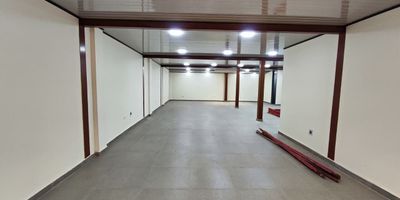Descubre la oportunidad ideal para tu negocio en esta amplia bodega ubicada en el dinamico sector de Bosa San Jose, un espacio que combina funcionalidad, ubicacion estrategica y excelente proyeccion comercial. Este inmueble cuenta con generosos espacios de almacenamiento, altura ideal para maniobras, piso de alta resistencia y acceso vehicular, perfecto para distribucion, produccion o logistica. Su diseno versatil permite adaptar facilmente el area a las necesidades de tu empresa. Ubicada en una zona de desarrollo industrial y mixto, rodeada de comercios, talleres y servicios, ofrece seguridad y facil acceso. Conectividad inmejorable gracias a vias principales como la Av. Bosa, Av. Ciudad de Cali y la Autopista Sur, ademas de transporte publico cercano. Haz crecer tu negocio en un lugar con todo lo que necesitas! Contactanos hoy mismo y agenda tu visita.