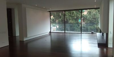 Hermoso apartamento en un solo espacio, Séptimo piso. Chimenea a gas y balcón, Cocina Abierta con comedor auxiliar y paneles en madera para independizar. Pisos en madera multiestructurada, cocinas Milestone, grifería alemana, vidrios termoacústicos, electrodomésticos SMEG. Las Alcobas tienen tapete. FamilyRoom, con biblioteca y escritorios. Baño Principal con tina y luces LED. Cómodas vías de acceso