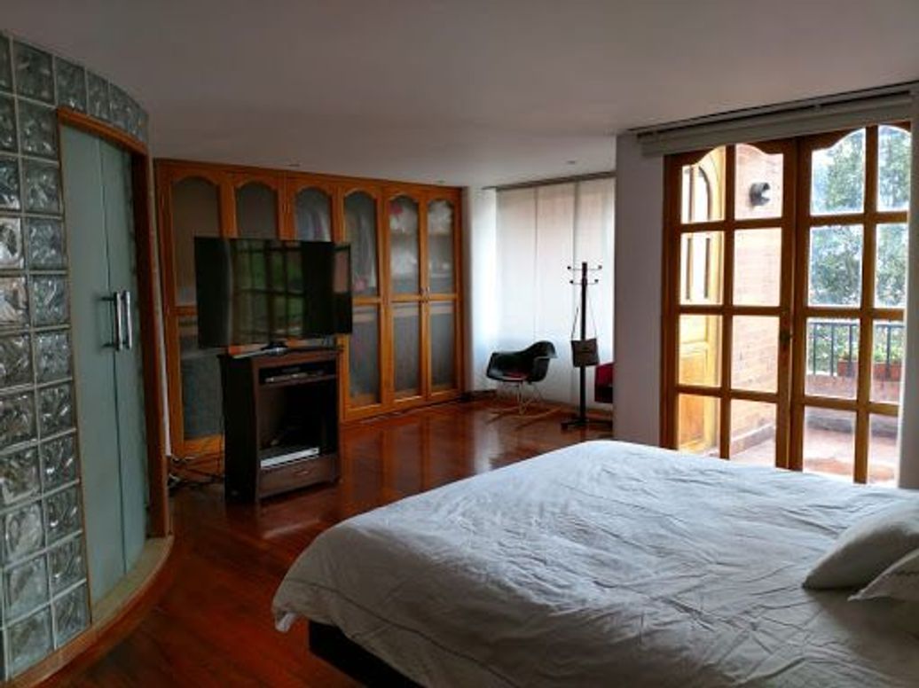 Apartamento de 1 alcoba en venta en Los Rosales, Bogotá, 132 m² · foto 10 de 13