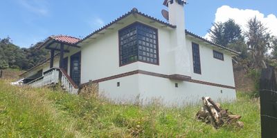 Un nivel, 3 alcobas, la principal con baño privado y tina, cada una con su closet, cocina abierta, salón comedor, chimenea, patio de ropas, garaje cubierto, recibidor
