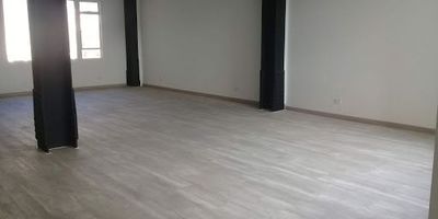 Vista exterior, pisos madera, batería de baño, tres ascensores, recepción amplia, planta en zonas comunes, cctv, escaleras de emergencia.