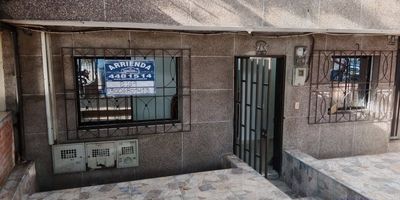 Apartaestudio en 1er piso, área 35 MTRS, sala una habitación sin puerta, zona de ropas, cocina integral con red de gas, piso en cerámica, sector residencial, transporte público cercano supermercados cercanos.