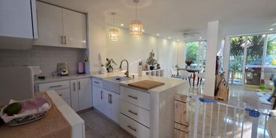 Venta – Casa con ampliaciones en Tulipanes del Castillo, Jamundí

Hermosa casa de 2 pisos con 140 m² de lote y 130 m² construidos, completamente ampliada.
Cuenta con 3 habitaciones (principal con vestier y baño), 3 baños, sala comedor amplia, cocina integral en L, estudio, balcón, patio trasero y parqueadero para 3 vehículos.

Excelente ubicación en zona residencial tranquila, con alta valorización y entorno campestre.

 Tulipanes del Castillo, Jamundí