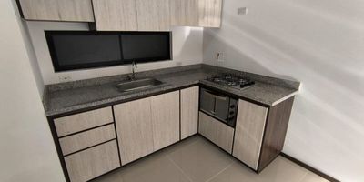 Arriendo Apartamento en sector Las Lomitas-Sabaneta área 75 m² tiene una excelente ubicacion, buena vista, pisos en ceramica que aportan frescura y facilidad de mantenimiento,Asegura fácil accesibilidad a una gran variedad de servicios de comercio, garantizando una movilidad rápida, esta cerca de instalaciones deportivas, centros educativos es una opción ideal para quienes buscan vivir en un entorno moderno y bien ubicado, esta cerca de la AV las Vegas.
Este inmueble cuenta con buena iluminación, amplios espacios, tiene 1 alcoba,1 closet, 1 Baño cabinado, cocina integral, mesón en acero, sala comedor, balcón, terraza y zona de ropas.
Sabaneta te ofrece un entorno tranquilo, Ideal llama o escribe 3104289911 para conocerlo, agendar cita es muy fácil ¡nosotros te asesoramos!