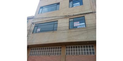 
¡¡Arriendo  bodega ubicada en el barrio la paz .!!

 

 


 Arrendamos magnifica bodega Industrial mediano y bajo impacto, ubicada en el municipio de Zipaquirá sector la paz, en la intersección entre la vía Cajicá- Zipaquirá, por su posición geográfica está a 20 minutos de Tocancipa, a 10 minutos de chía y a 2 minutos de Zipaquirá, lo cual la sitúa en una posición privilegiada, el inmueble cuenta con altos estándares de calidad, circuito cerrado de tv, área de planta de 750 mts con posibilidad de oficina, capacidad eléctrica. trifásica,distribuida en dos pisos. 


