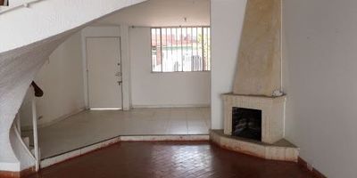 Casa para remodelar, bien ubicada, Muy buena iluminación, facilidades vías de acceso.