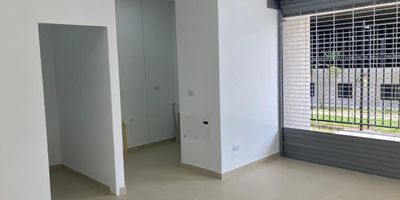 Arriendo – Local comercial en Ciudad Meléndez, Cali

Local de 46 m² con zona de cocina, un baño y terraza de 8 m², ideal para ubicar mesas y sillas.
Ubicado en una zona de alto flujo peatonal y vehicular, perfecta para negocios de gastronomía, cafetería o atención al público.

Excelente oportunidad para establecer tu marca en un sector de gran crecimiento al sur de Cali.

 Barrio Ciudad Meléndez, Cali