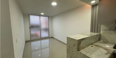 Cod: 961FR7968

¡Tu nuevo hogar te espera en Barranquilla! Disfruta de este acogedor apartamento de 48 m², ideal para parejas o pequeñas familias con mascotas. Cuenta con 2 habitaciones, 2 baños y parqueadero privado, ofreciendo el equilibrio perfecto entre comodidad, seguridad y ubicación.

Sus espacios son luminosos y bien distribuidos, con ambiente moderno y funcional. Vive tranquilo con servicios básicos incluidos (agua, luz, gas), sistema de detección de humo y circuito cerrado de TV.

En la urbanización podrás disfrutar de piscina, gimnasio, salón social, canchas deportivas y áreas verdes. Además, tendrás todo a tu alcance: centros comerciales, colegios y universidades a pocos minutos.

Con acceso pavimentado, portería y vigilancia 24 horas, este apartamento es la opción ideal para quienes buscan confort y seguridad en un entorno familiar y pet-friendly.

¡Agenda tu visita y enamórate de tu próximo hogar en Barranquilla!
