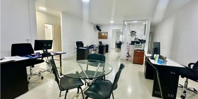 Codigo: 9617FR967

¡Excelente oportunidad de inversión!
Se vende consultorio, oficina o local comercial ubicado en uno de los principales sectores de salud de Armenia, rodeado de clínicas, consultorios médicos y servicios complementarios.

El inmueble se encuentra dentro de una reconocida clínica, en un entorno seguro, organizado y con excelente flujo de pacientes y profesionales de la salud.

Características destacadas:


 
 Ubicación privilegiada, tranquila y de fácil acceso.
 
 
 Edificio con ascensor, limpio y bien administrado.
 
 
 Ubicación exterior, con buena iluminación natural.
 
 
 Parqueaderos cercanos para mayor comodidad.
 
 
 Ideal para consultorios médicos, oficinas profesionales o servicios especializados.
 


No dejes pasar esta oportunidad de adquirir un espacio funcional en uno de los mejores sectores médicos de Armenia.

