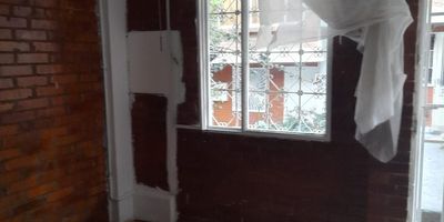 Se arrienda amplia y acogedora casa de tres niveles, ideal para familias que buscan comodidad, buena distribución y espacios funcionales.

Distribución:
Primer nivel: Sala, comedor, cocina integral y baño social.
Segundo nivel: Tres habitaciones con excelente iluminación natural y un baño completo.
Tercer nivel: Una habitación adicional, baño, una pieza pequeña ideal para estudio o zona de trabajo, área de lavado, espacio para lavadora y terraza cubierta perfecta para disfrutar en familia.

La casa cuenta con buena ventilación, luz natural y está ubicada en un sector tranquilo, con fácil acceso a transporte, comercio y zonas de interés.
Hola! Gracias por tu interés en el arriendo de la casa.
Para participar en el estudio de arrendamiento con póliza de SURA, se deben enviar los siguientes documentos al correo mariabarbosa24034@gmail.com:

Documentos requeridos:
Fotocopia de la cédula del arrendatario y del codeudor
Certificación laboral (con fecha reciente)
Comprobantes
