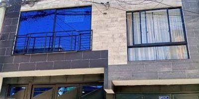 CASA DE 4 PISOS CON ALTO POTENCIAL DE RENTA. Presentamos esta  propiedad de cuatro pisos, estratégicamente diseñada para la renta . En el primer nivel y tres unidades de vivienda independientes en los pisos superiores, además de una terraza espectacular. DISTRIBUCIÓN POR NIVELES. Piso 1 Zona Comercial , Bodega de Doble Altura Ideal para uso comercial, almacenamiento o pequeña industria. Baño y Cuarto de San Alejo superior. Piso 2 Apartamento Principal 70 m Unidad más amplia con acabados de calidad.2 Alcobas y 2 Baños completos. Cocina integral moderna. Sala-comedor luminosa. Piso 3 Dos Apartaestudios . 2 Unidades de Renta. Cada uno cuenta con 1 Alcoba, 1 Baño y sala-comedor con cocina básica. Piso 4 Apartaestudio y Terraza . 1 Apartaestudio con 1 Baño y cocina básica integrada a la sala-comedor. Terraza Amplia Cubierta con domo corredizo, perfecta para zonas comunes o recreación. Independencia de Servicios.