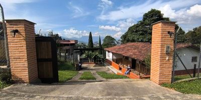 Casa finca en arriendo en Envigado, sector La Mina, con un área total de 320 m², ubicada cerca del Colegio Comercial de Envigado. Se encuentra en una zona campestre y tranquila, ideal para quienes buscan vivir rodeados de naturaleza sin alejarse de la ciudad.
Cuenta con 3 alcobas con clóset de madera, 2 baños, amplia sala-comedor, cocina integral con conexión a pipeta de gas, zona de ropas y parqueadero con capacidad para dos vehículos.
Perfecta para disfrutar de un entorno natural, aire puro y espacios amplios, manteniendo la comodidad y funcionalidad de un verdadero hogar familiar.