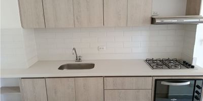 Hermoso apartamento con área de 52 mts, cuenta con 2 habitaciones, 2 baños ,salón comedor,estudio, balcón, cocina integral,estudio, zona de ropas. Unidad cerrada, vigilancia 27/4, parqueadero común, fácil acceso a transporte público, zonas comunes, gimnasio, salon social, zona bbq, zona de juegos.
