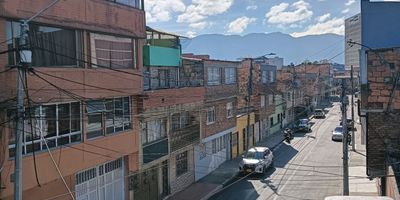 Vendo Casa Rentable, excelente ubicación abajo de la avenida 68 y parte sur de la calle 72.c Terreno de 119,40mts en tres niveles. 1er Nivel: garaje y apartamento 3 habitaciones, 2 baños, cocina con muebles y estufa. 2 nivel apartamento 3 habitaciones, 2 baños, sala comedor y cocina con muebles,  3  nivel: 2 habitaciones, salon social, baño y terraza. La casa cuenta con licencia y toda la documentación al dia. Solicite el video para que se haga una mejor idea del inmueble.