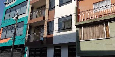 Espectacular Edificio de 600 m2 ubicado en el Barrio Ciudad Jardin Norte, el inmueble está compuesto por una bodega en el primer nivel con cuarto frio y dos baños y poceta, tres apartamentos con muy buenos acabados cada uno de ciento veinte metros cuadrados con balcón, cocina integral abierta, tres habitaciones amplias, dos baños, zona de lavado, en el último nivel hay una terraza amplia cubierta con techo en policarbonato eléctrico con una excelente vista al oriente. El edificio cuenta con tanque de agua independiente para cada apartamento y bodega, muchas vías de acceso avenida las villas, avenida boyacá, calle ciento treinta y cuatro, sector comercial y residencial en su entorno.