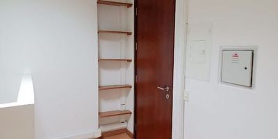 sala de juntas-sala gerencial, iluminación natural, parqueadero, sotaneo, oficina clara en el sector la floresta ubicado en tercer piso