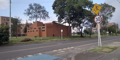 Este es un edificio de 12 apartamentos y 5 locales comerciales esta adecuado para inversionistas.