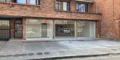 Edificio uso comercial Y residencial, ubicado en sector muy conocido de chía, consta de 3 locales, cuatro apartamentos