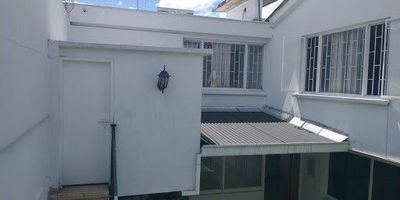 Casa adaptada para oficinas tiene 11 espacios para oficinas, 7 baños, 10 parqueaderos, antejardín con rejas jardín interior, excelentes acabados