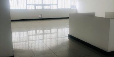 Zona para oficinas con metraje de 1285 metros cuadrados, en tercer piso, espacios industriales, con entrada peatonal independiente, sobre la calle trece, pisos en procelanato, bateria de baños para hombres y mujeres