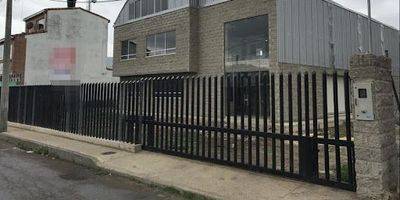 A Tres cuadras abajo de la autopista Chía y Cota. Bodega para estrenar con estructura metálica y techo auto portante. Techo con estructura autoportante, Laterales con bloque industrial y estructura autoportante. Amplio espacio de parqueaderos y patio de maniobras o almacenamiento en campo abierto.Cerramiento perimetral y puerta eléctrica de acceso al lote y a zona de carga.Bodega tipo industrial con excelente ubicación dentro del perímetro de Chía con varias opciones de acceso. IDEAL PARA INVERSIÓNISTAS