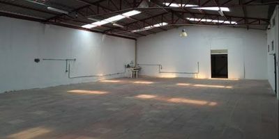 Dos cuadras abajo de la autopista Chía, Cajicá detrás de HyundaiTipo de inmueble Bodega usada, Alta valorización y opción como lote para proyecto de oficina, residencial, comercial o mixto.Bodega con excelente ubicación dentro del perímetro de Chía con varias opciones de acceso.