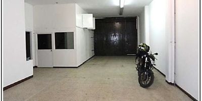 Bodega para la Venta, en el barrio la estrada, con área de almacenamiento y oficinas en el 3 nivel. Cerca a avenidas principales como la calle 68, avenida 68. Buenos acabados.
