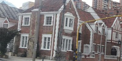 Excelente casa esquinera de dos piso en Teusaquillo, para uso comercial o de servicios empresariales, MiPymes, sector hotelero, educativo, IPS, empresas de seguridad, sector seguro con excelentes vías de acceso, cerca de Transmilenio de la Av. Caracas y Av. Dorado, cerca de servicios financieros, comercio y servicios de salud, el inmueble es declarado de interés cultural, cuenta con excelentes espacios y muy buena iluminación, en el primer piso se encuentra 2 amplios salones con pisos en madera, excelentes ventanales y buena altura, 2 baños, cocina amplia, zona de lavandería, patio interior amplio con pisos en cerámica, garaje cubierto, instalaciones hidráulicas y eléctricas en perfecto estado, gas natural, segundo piso con 4 habitaciones amplias con closet y pisos en madera, 2 baños, cuarto de almacenamiento.