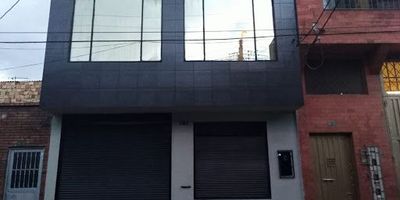 Excelente edificio ubicado sobre vía principal, área ciento ochenta metros cuadrados,  dos piso,  norma de usos múltiples,   primer nivel con puerta de vidrio amplia, acceso discapacitados, segundo nivel espacio abierto amplio, ventana de vidrio templado y puerta  cortina metálica, tanque reserva de agua