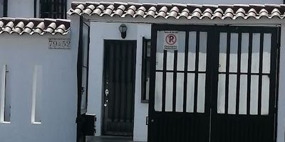 Casa de 6.25mts de frente x 20mts de fondo, remodelada 2 veces y con oportunidad de crecimiento vertical. Sala - Comedor, Cocina integral a gas. 3 habitaciones. 2 estudios. Garaje doble. Depósito. Cuarto de ropas independiente y terraza posterior con techo en policarbonato corredizo. Excelente iluminación natural durante el día. Ubicación privilegiada, a 100 mts. del centro comercial Titán Plaza y varias vías cercanas y alternas como, Av. Boyaca, Av. Rojas, Av. carrera 68, Calle 80 y Calle 116. La casa se entrega con cortinas tipo paneles de ventanas y lámparas de pared