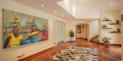 Magnífica propiedad rodeada de naturaleza, cerca a la ciudad antes del peaje de la calera, con alucinante vista a las montañas no conjunto cerrado. con área construida de 350 metros cuadrados y área de lote de dos mil novecientos cuarenta y uno cuadrados.