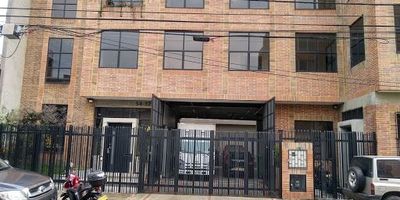 Edificio, bodega y local comercial, cuenta con cuarto frió, panales solares, baterías de baño, reciclaje de aguas lluvias, excelentes acabados, disponibilidad inmediata. ¡Contáctenos!