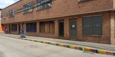 Excelente bodega en el sector de Engativá, tiene cinco locales comerciales de sesenta metros cuadrados cada uno y con baño, seguridad sistematizada, tanque de mil litros, tres niveles, uso comercial y almacenamiento, alarma contra incendio, capacidad de carga de dos toneladas por m2, doble altura, pisos en concreto y 310 m2 de bodegaje, zona residencial e industrial, tiene adicional bahía de parqueo y tres bodegas pegadas que también se venden en caso que busquen áreas mayores y espacios más generosos