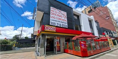 Edificio esquinero con excelente ubicación en el sector de Quinta Paredes, diagonal a Corferias. Cuenta con accesos peatonales independientes desde el primer piso.


 
 Segundo piso: hall, área de recepción, espacios para oficinas y baños.
 
 
 Tercer piso: área de oficinas y baños.
 


Dispone de servicios de agua y luz independientes.
Ofrece excelentes rutas de acceso por la Carrera 40 y la Avenida La Esperanza.
