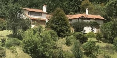 GRAN OPORTUNIDAD DE INVERSIÓN!!  Linda vista, la ubicación de la casa es muy bonita, ya que está rodeada de verde por todas partes. Tiene un rió al lado y la finca tiene agua propia. Tiene casa de mayordomos separada de la casa principal. Un terreno equivalente a 12.5 Fanegadas