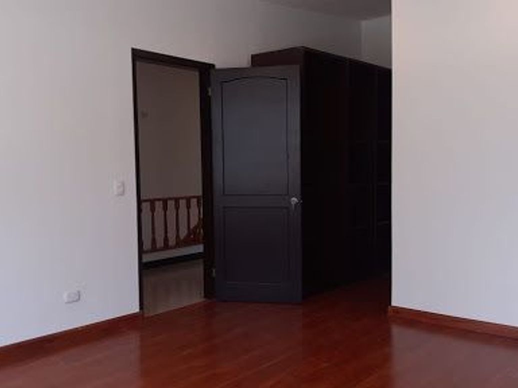Casa de 4 alcobas en venta en Santa Barbara, Bogotá, 380 m² · foto 4 de 8