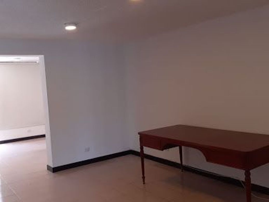 Casa de 4 alcobas en venta en Santa Barbara, Bogotá, 380 m² · foto 8 de 8