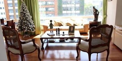 Apartamento exterior, con fáciles vías de acceso, totalmente remodelado, sala - comedor en un solo ambiente. Cerca a sistemas de transporte. El edificio cuenta con convivencia armoniosa y vigilancia privada as veinticuatro horas del día.