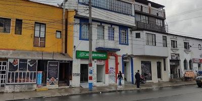Casa Comercial rentable de cuatro niveles y 480 m2,  ubicada en el sector de Chapinero, cerca a Universidades y sector comercial de la Calle 63 y Avenida Caracas, la  casa está compuesta por dos apartaestudios, veinte habitaciones, espacio para cocina y zona de lavado, dos locales comerciales, un centro de salud en el primer piso.