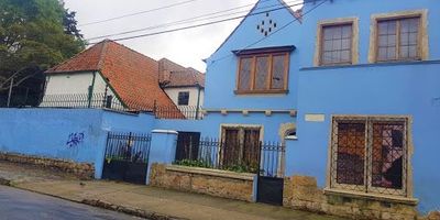 Se venden cuatro propiedades como una sola, mil quinientos metros, distribuidos en una sola unidad, ideal para oficinas, instituciones educativas o proyectos no mayores a dos pisos, propiedades declaradas como patrimonio cultural y de conservación por lo cual las fachadas no se pueden modificar, ubicadas estratégicamente, sobre vía principal, cerca al centro de la ciudad, a instituciones educativas y a zona bancaria, sector tranquilo y agradable , excelente oportunidad. tres propiedades son para remodelar y una ya esta para uso inmediato.