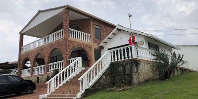 Magnifica y moderna casa de campo en Silvania, condominio privado Quebraditas, a dos minutos del club del Bosque, con administración y vigilancia 24 horas y eficiente sistema de alarmas. Amplia área social común, piscinas, cancha de tenis, golfito, cancha múltiple y salón comunal. Lote de 2000 metros cuadrados, cuatrocientos cincuenta metros cuadrados metros de construcción. Casa moderna, muy confortable, de dos pisos, excelente ventilación e iluminación natural, amplias terrazas y excelente vista tres habitaciones con baño privado, la principal con Walking closet, amplio espacio social, cocina integral. parte casita con zona de lavandería, cuarto de servicio y deposito, Jacuzzi para 15 personas. Totalmente amoblada con muebles y electrodomésticos de excelente calidad. muebles en Ratam, persianas pentagrama.