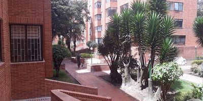 Apartamento en ultimo piso, con terraza con buena vista y Luz natural ,  tres alcobas, alcoba principal con vestier, tres baños, estudio,  2 parqueaderos independientes y dos depósitos. Cerca a centros comerciales  Porta Alegre y Colina.