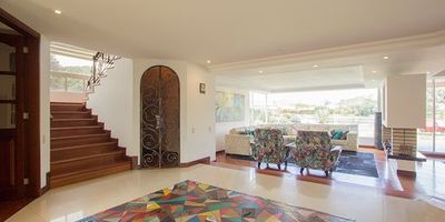 Área del terreno mil doscientos metros, vista al lago, terrazas alrededor de las habitaciones, dos habitaciones con altillo, estar family, dos comedores, zona de BBQ, conjunto con piscina, caballerizas, gimnasio, sauna, parques, turco, juegos múltiples, salón comunal, senderos.