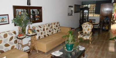 Casa vivienda rentable, segundo piso con posibilidad. tercer nivel plancha. Zona amplia cerca al sena de la carrera treinta con primera de mayo. A una cuadra de la autopista sur, zona comercial.