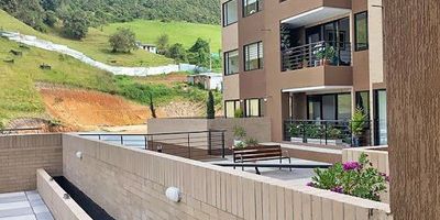 Lindo apto moderno con excelentes acabados y iluminación natural, sala comedor un sólo ambiente, cocina abierta con gas natural y cuenta con una espectacular terraza  de 107,23 con vista a la Montaña y cuenta con vigilancia 24 horas