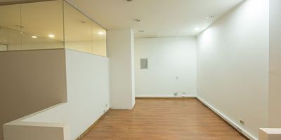 Cinco oficinas cerradas en drywall, terraza, techos altos. Edificio en excelentes condiciones de seguridad, ubicado a una cuadra de la carrera quince y de la calle ochenta y seis, cerca a la zona T, Centro Andino, cafetería para empleados, salón de conferencias, sala de juntas, parqueo para visitantes