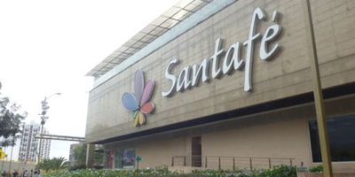 Excelente local comercial ubicado en el tercer piso del Centro Comercial Santafé,  zona de alto flujo peatonal, grandes marcas. Excelentes vías de acceso, cerca portal transmilenio, zona comercial, administrativa, empresarial, residencial.